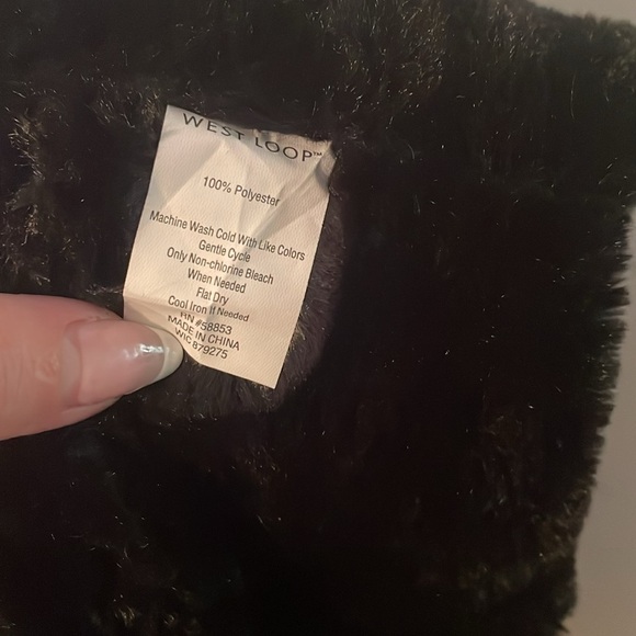 West Loop Women's Faux Fur Black Infinity Scarf Neck Warmer - Picture 3 of 3